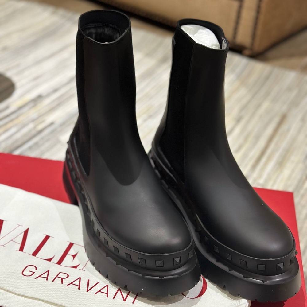 Valentino Garavani
Rockstud Leather Combat Boots